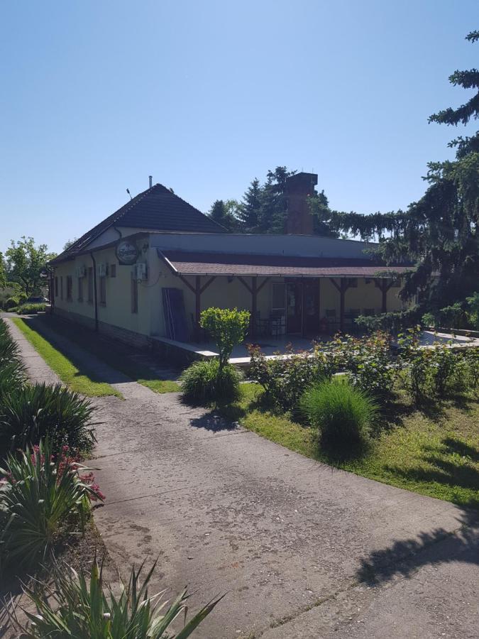 Hotel Fortuna Panzio Orosháza Esterno foto